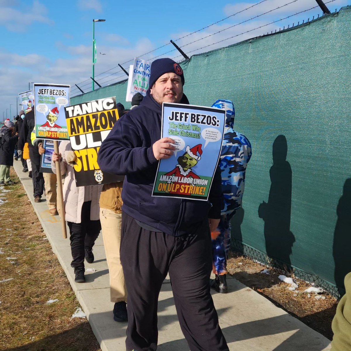 LUEL_us's tweet photo. Members from the LUEL Mid-Atlantic Chapter were out on the @amazonlabor picket line today at JFK8 in Staten Island, great to see such a large &amp; vibrant line ... its time to bring these monopolists to their knees!!!
#ALUIBT #ALU #JFK8 #AmazonStrike #LUEL #HBSL #LaborToday #1u https://t.co/XAPNDeiwg5
