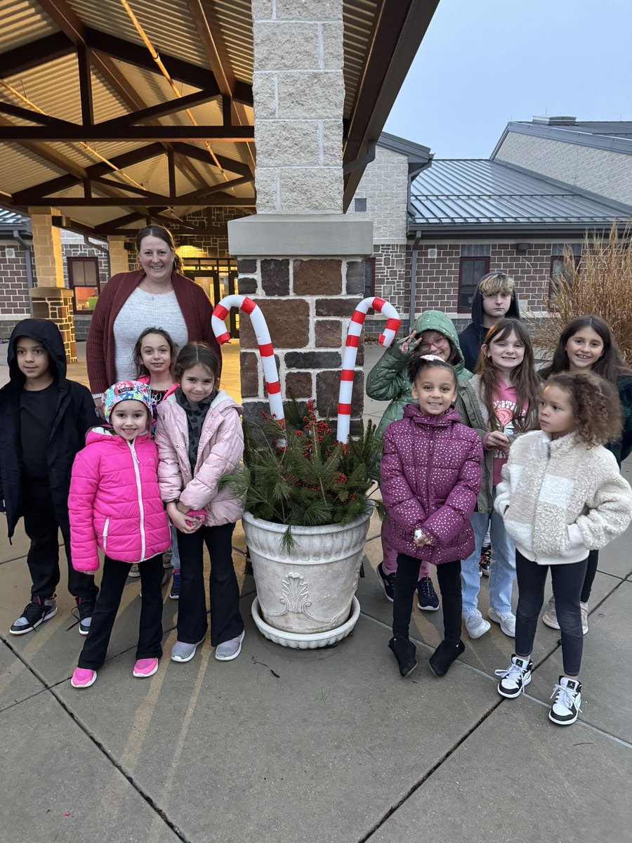 Jennychrisman's tweet photo. The garden club had so much fun decorating our school for the holidays! We used fresh pine boughs and winter berries! Happy holidays! @CASDRainbow @CoatesvilleASD https://t.co/4lQpCP7tqg