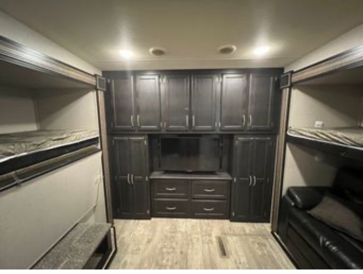 BrianEntin's tweet image. This is the best.
Remember the family of 6 In our story that survived Hurricane Helene in North Carolina and was living in a small camper. 
@EmergencyRv saw our story -and within TWO DAYS delivered this amazing RV!!!
Woody with Emergency RV you are a HERO !!!!!