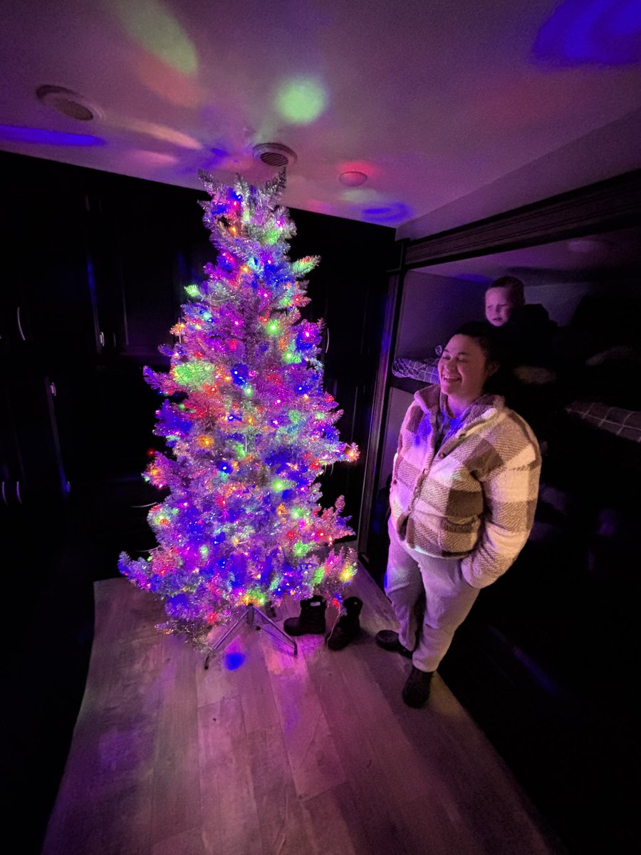 BrianEntin's tweet image. This is the best.
Remember the family of 6 In our story that survived Hurricane Helene in North Carolina and was living in a small camper. 
@EmergencyRv saw our story -and within TWO DAYS delivered this amazing RV!!!
Woody with Emergency RV you are a HERO !!!!!