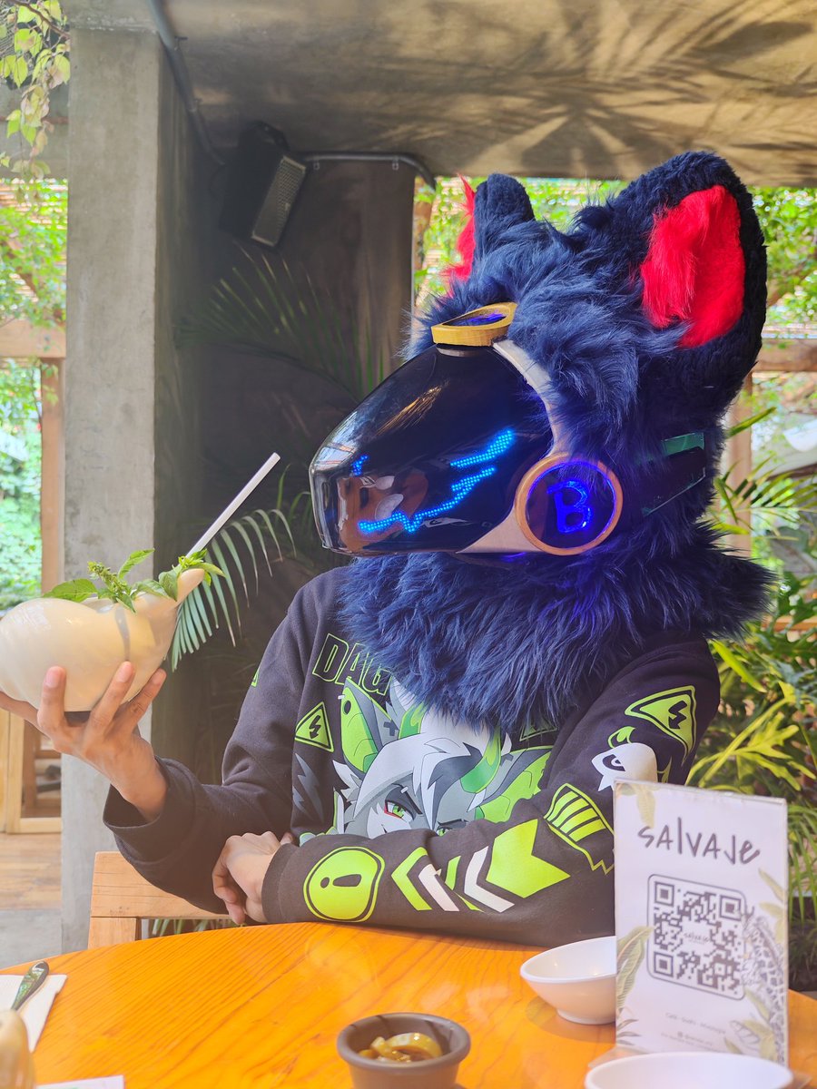 foxbecket1's tweet photo. Protogen disfrutando de un rico sushi junto a una bebida dentro de una caracola 👌🏽👌🏽👌🏽 https://t.co/3i7QY9yme4