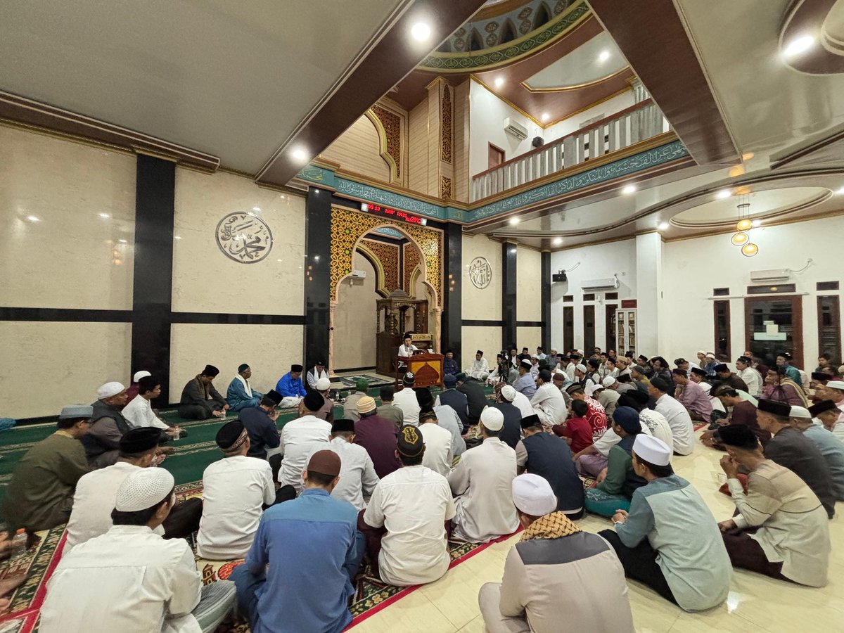 MALAM PENUH MUNAJAT, SUBUH BANGKITKAN UMAT

Alhamdulillah, malam tadi bersama para pemuda di Masjid Al-Ikhlas Cikarang Barat, saya melihat semangat yang luar biasa! Mereka memulai MABIT (Malam Bina Iman dan Taqwa) dengan niat tulus untuk membina akhlak dan ukhuwah.
