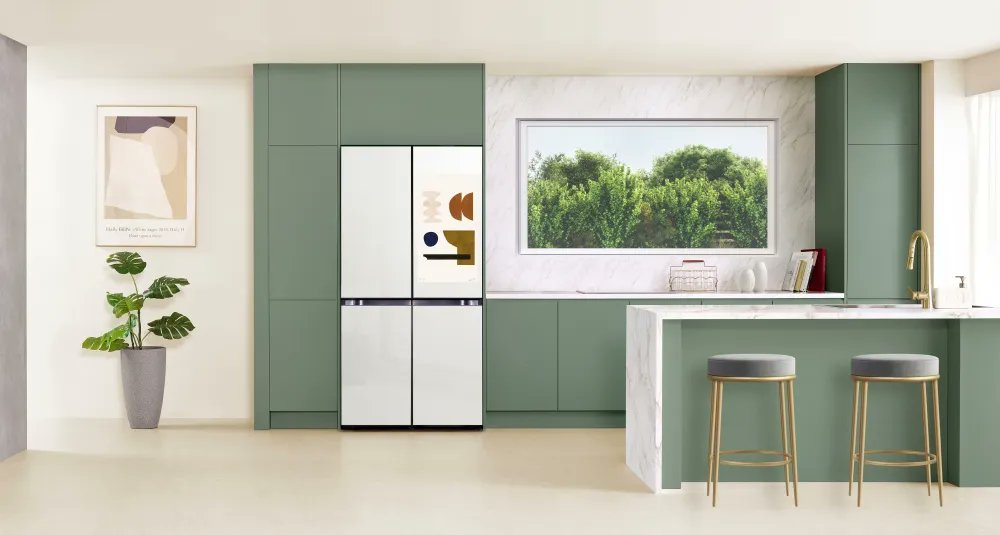pickool1's tweet image. Samsung's new #AI Hybrid fridge combines Peltier + compressor tech, extends food life by 40%, and adds 25L capacity in the same footprint. Targets #ENERGYSTAR 2025. #CES2025 #SmartHome #Gadgets #TechNews 

Link: thepickool.com/samsung-unveil…