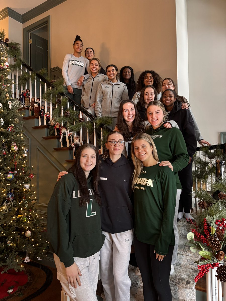 A huge thank you to the Ratigan family for hosting our lunch in South Bend this afternoon! We 💚our Greyhound families #GRT