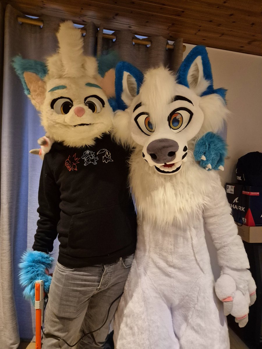 Sköll Wolf (@skollwolf77) on Twitter photo Finally meeting my twin 😁
🦊Chronos is <a href="/ChronosLeRenard/">🏳️🌈Le Simili de Sköll🏳️🌈 🧙Mage bleu🧙</a>
🐺Sköll is me
🦊🪡 : <a href="/PriamWolf/">PriamWolf</a>
🐺🪡 : <a href="/WildFoxWorks/">🦊WildFoxWorks🦊</a> Finally meeting my twin 😁
🦊Chronos is <a href="/ChronosLeRenard/">🏳️🌈Le Simili de Sköll🏳️🌈 🧙Mage bleu🧙</a>
🐺Sköll is me
🦊🪡 : <a href="/PriamWolf/">PriamWolf</a>
🐺🪡 : <a href="/WildFoxWorks/">🦊WildFoxWorks🦊</a>