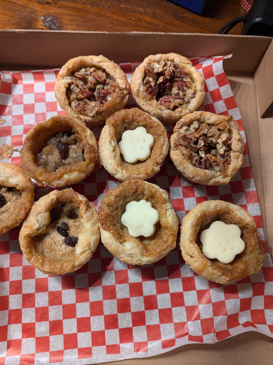 ShawnaLeeG's tweet photo. Sooooo good.
#buttertarts https://t.co/M6I3wzEyWy