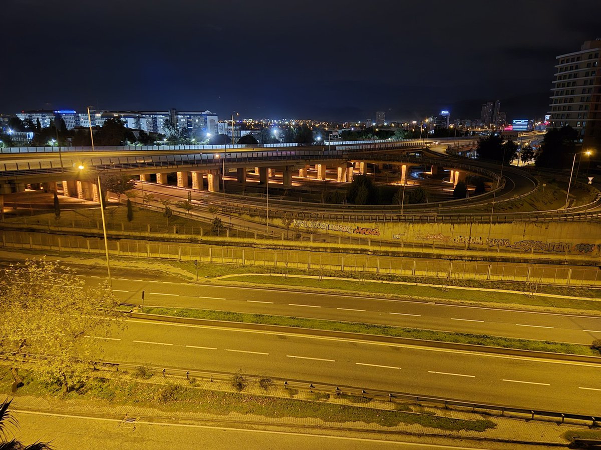 Öğrenci evimdeki son gecem ve yollar bile bomboş, yatağımda değil seneler önce ilk geldiğim gün yatağım olmadığı için uyuduğum koltukta uzanıyorum ilginç bir duygusallık içinde sessiz sedasız geçen 6 buçuk senenin sonu gelmiş baya garip duyguymuş ama