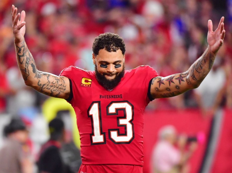 Siennaef13's tweet photo. @Buccaneers @Xbox Give it here 🫶🏼 https://t.co/R5ozzwcPdN