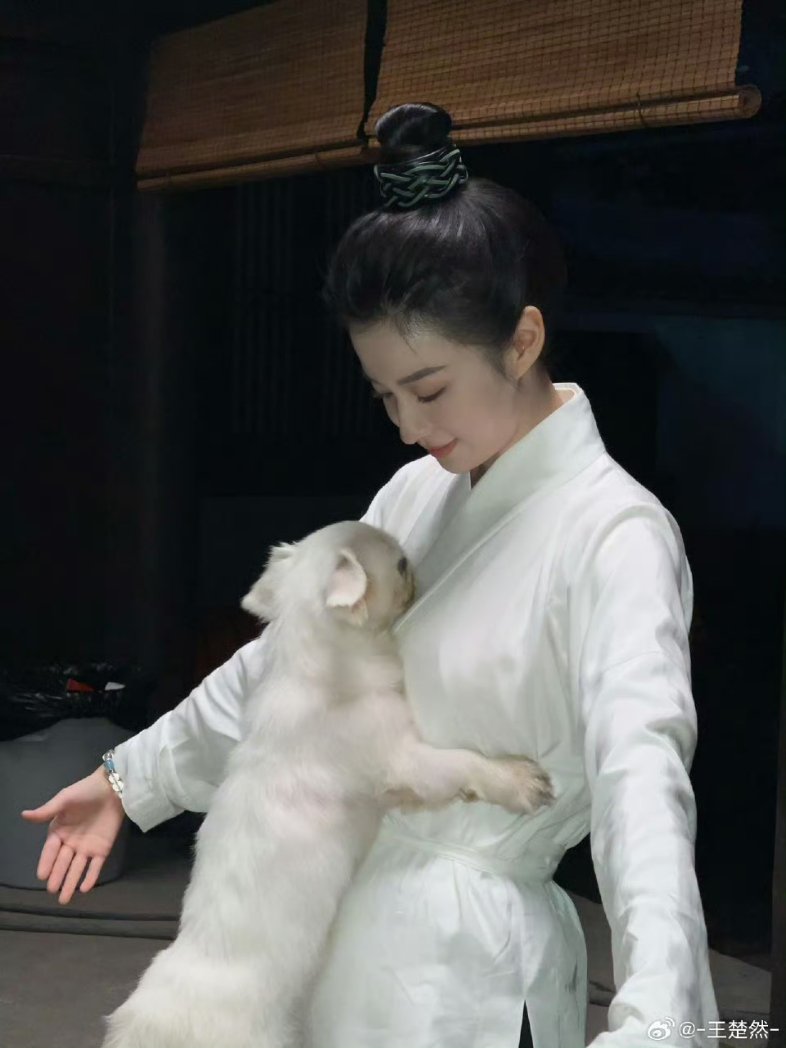 churanwg's tweet photo. 细数两次与柳眠棠的相遇都在夏日，她张扬的生命力、肆意的笑容、洒脱的性格，每个瞬间都让我移不开眼。她热烈而自由，鲜活得像夏日抬眼可见的大片大片浓郁的绿。  理智、清醒、自强是她不变的性格底色，无论身处于何等境地，她都可以迎难而上。 对眠棠而言，她从不设限自己，无论是爱人还是朋友。 https://t.co/gyWfdx4rdg