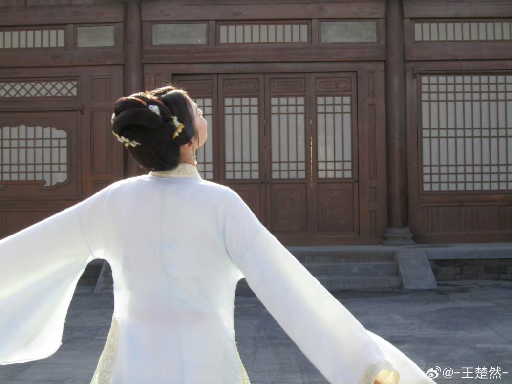 churanwg's tweet photo. 细数两次与柳眠棠的相遇都在夏日，她张扬的生命力、肆意的笑容、洒脱的性格，每个瞬间都让我移不开眼。她热烈而自由，鲜活得像夏日抬眼可见的大片大片浓郁的绿。  理智、清醒、自强是她不变的性格底色，无论身处于何等境地，她都可以迎难而上。 对眠棠而言，她从不设限自己，无论是爱人还是朋友。 https://t.co/gyWfdx4rdg