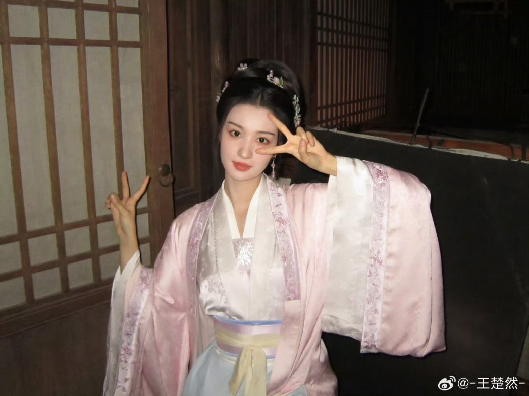 churanwg's tweet photo. 细数两次与柳眠棠的相遇都在夏日，她张扬的生命力、肆意的笑容、洒脱的性格，每个瞬间都让我移不开眼。她热烈而自由，鲜活得像夏日抬眼可见的大片大片浓郁的绿。  理智、清醒、自强是她不变的性格底色，无论身处于何等境地，她都可以迎难而上。 对眠棠而言，她从不设限自己，无论是爱人还是朋友。 https://t.co/gyWfdx4rdg