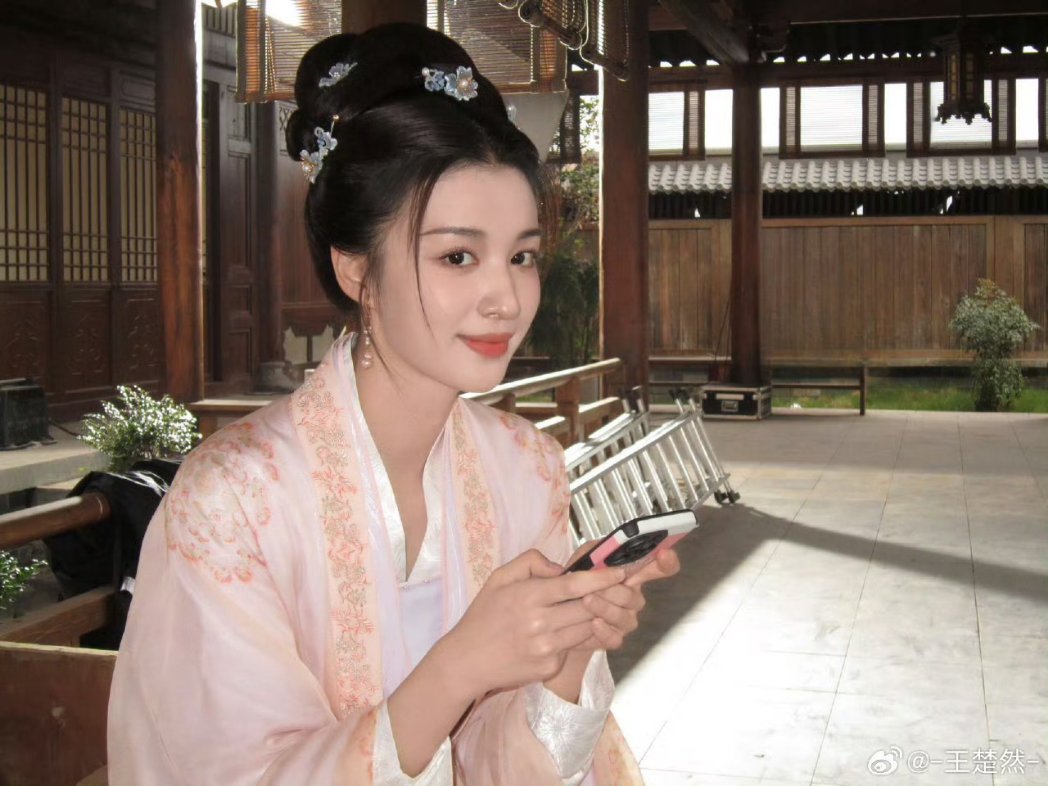 churanwg's tweet photo. 细数两次与柳眠棠的相遇都在夏日，她张扬的生命力、肆意的笑容、洒脱的性格，每个瞬间都让我移不开眼。她热烈而自由，鲜活得像夏日抬眼可见的大片大片浓郁的绿。  理智、清醒、自强是她不变的性格底色，无论身处于何等境地，她都可以迎难而上。 对眠棠而言，她从不设限自己，无论是爱人还是朋友。 https://t.co/gyWfdx4rdg