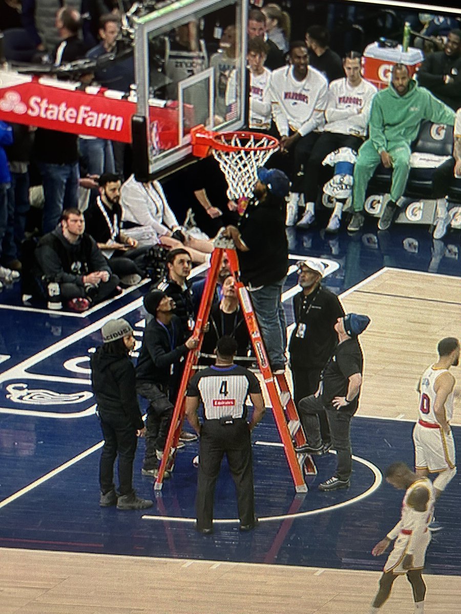 TweeterAudioGuy's tweet photo. Delay of game. Net not threaded properly. Quite the team on the floor to fix it! #Timberwolves https://t.co/aDPxDepEjz