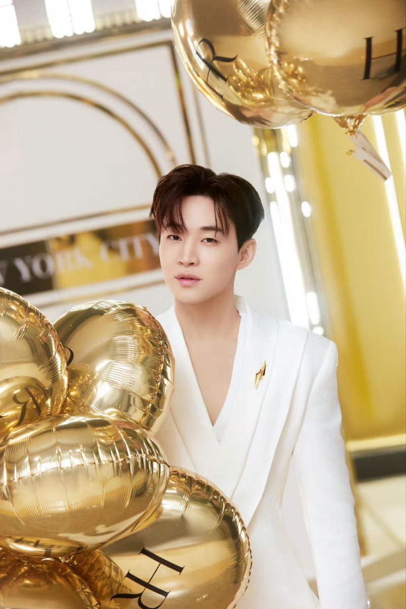 Ling10281's tweet photo. Helena Rubinstein 
@henrylau89 💛🤍🖤❤️
超帥的王子亨利💓💓💓 https://t.co/tRiq5Gyatz