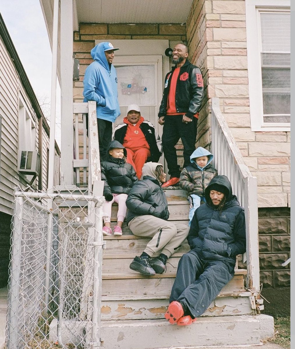 Bullsfans's tweet image. D Rose back at his Englewood home with family