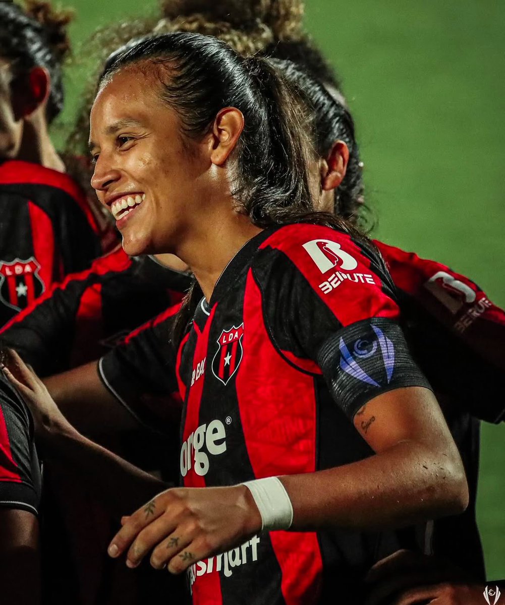 umetcr's tweet photo. Que hermosas son las revanchas, la final pasada Stephanie Blanco no pudo jugar por una situación personal y el equipo le dedicó el titulo

Hoy, como capitana hizo un golazo que es para ponerse de pie 😮‍💨👏🏽 https://t.co/i0Jzl1K5UY