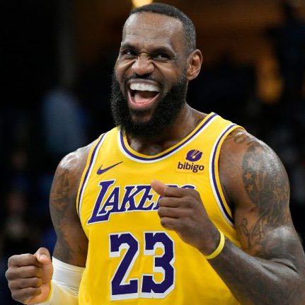 LegionHoops's tweet photo. LEBRON JAMES TONIGHT:

32 POINTS
7 REBOUNDS
6 ASSISTS
4 STEALS
13/23 FG

HE’S ALMOST 40. 🤯🐐 https://t.co/st8alUpPB9