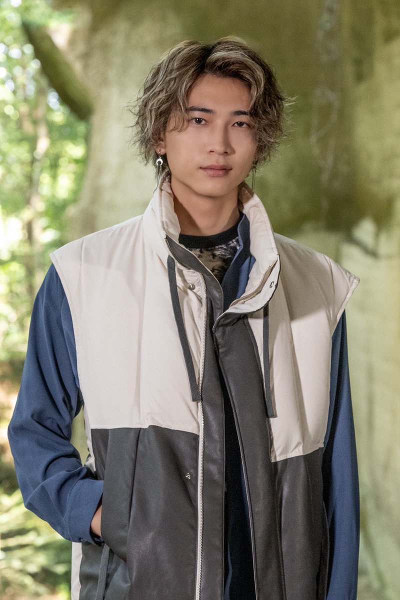 仮面ライダーヴラム/ラーゲ9着用衣装トップスMサイズ 仮面ライダーヴラム/ラーゲ9が着てるダウンベストはPUBLIC TOKYOって