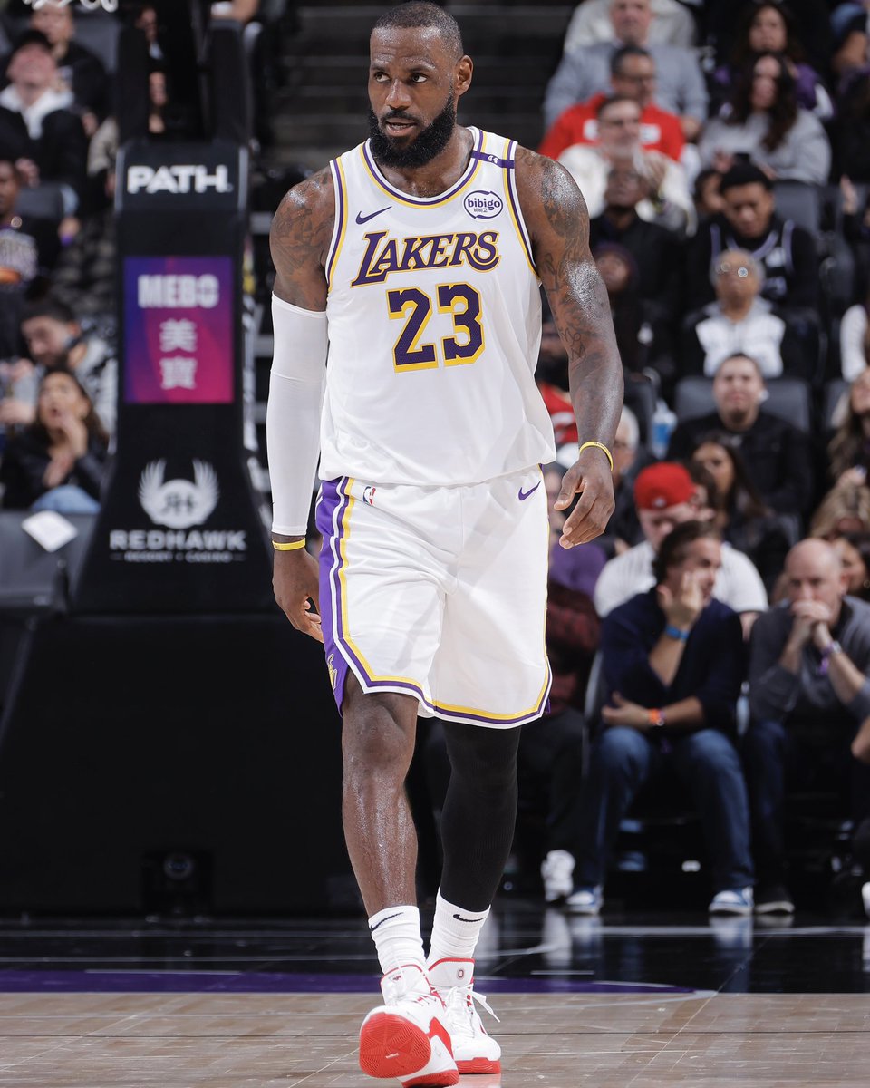 BleacherReport's tweet photo. LEBRON WENT TO WORK IN SACRAMENTO 👑

32 PTS, 7 REB, 6 AST, 4 STL

LED LA TO THE ROAD W 🙌 https://t.co/lqfKYtWpAQ