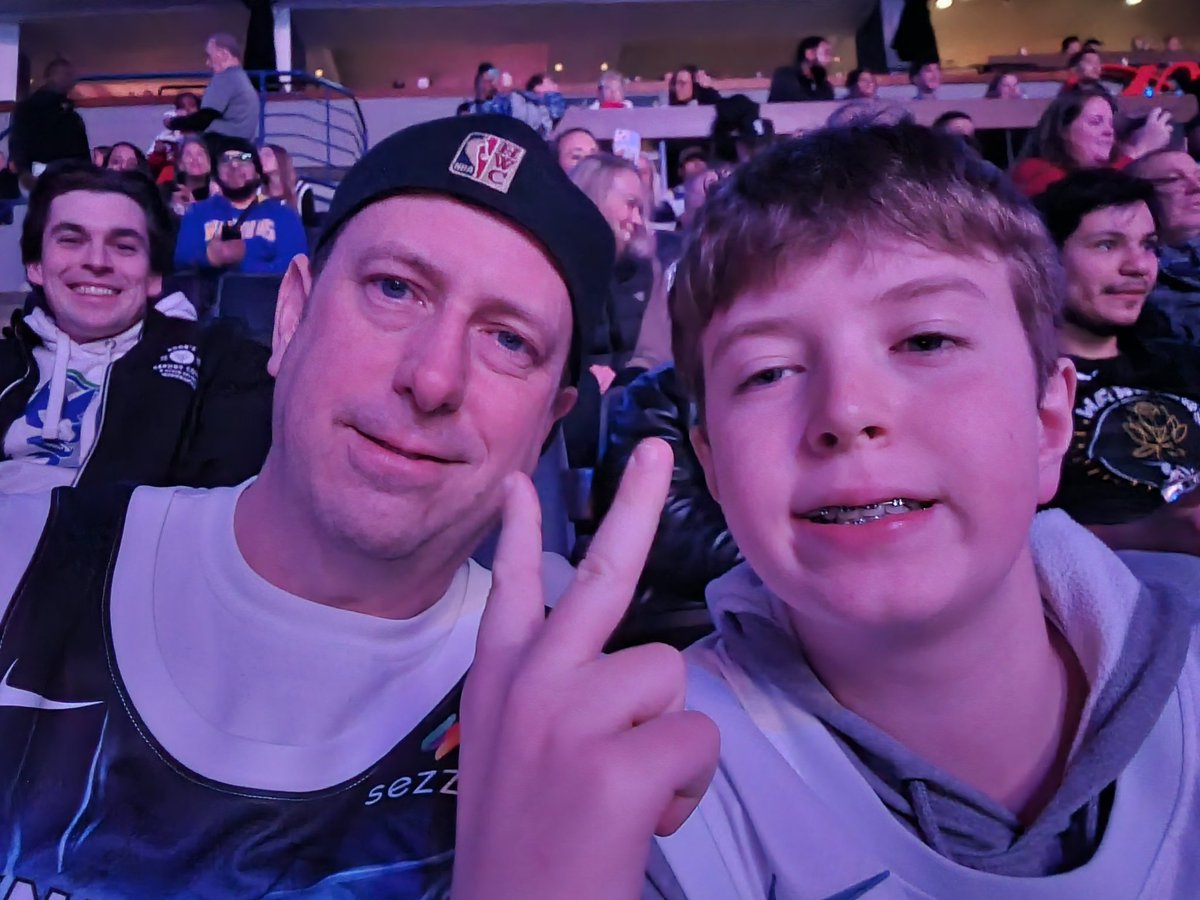 mortgage_guy's tweet photo. 30 minute delay to fix a net.  GO WOLVES!! #packpix https://t.co/TqipQFik50