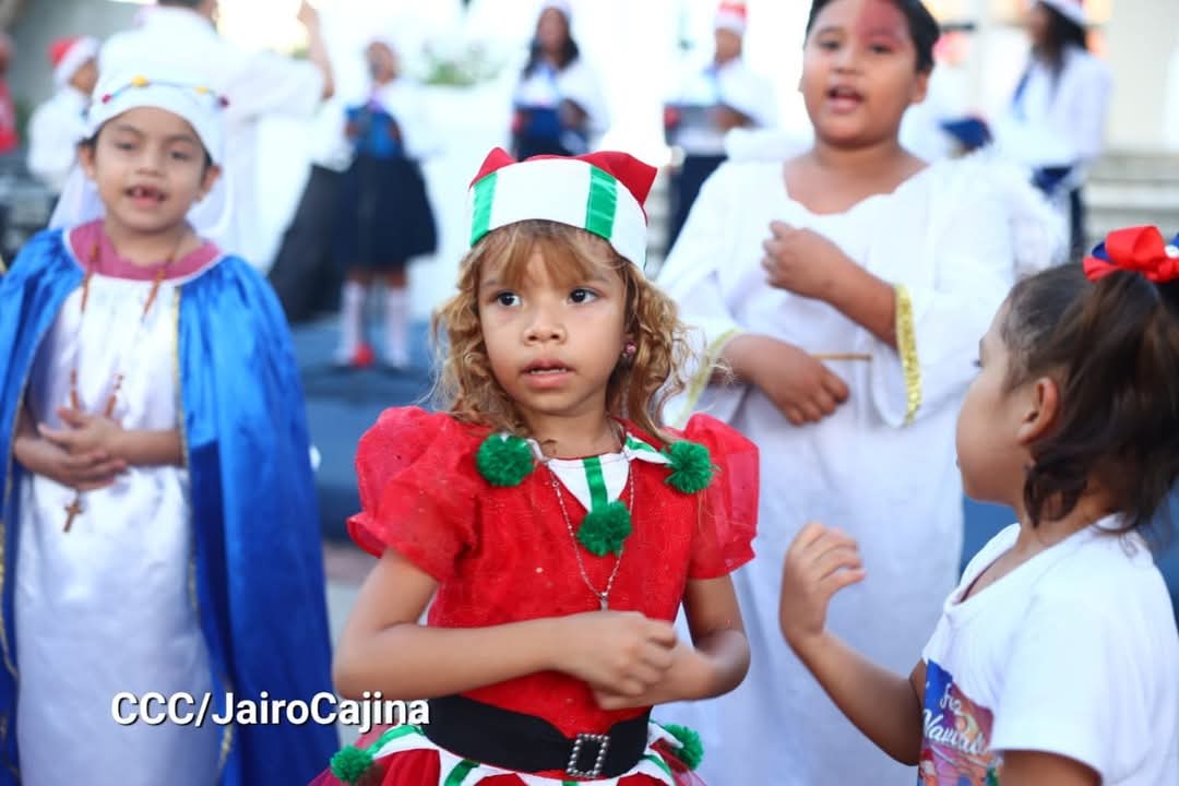 Las familias capitalinas disfrutaron de un extraordinario concierto navideño "Gracias a Dios", que se realizó en el Parque Central, ubicado contiguo a la Plaza de la Revolución en Managua.
#4519LaPatriaLaRevolucion