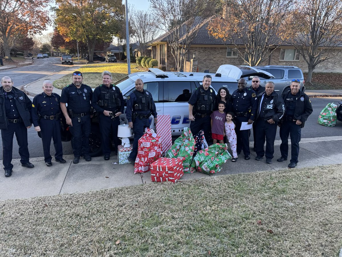 DPDReserves's tweet image. A great day delivering Christmas presents to deserving families today thanks to an anonymous donor! ⁦@DallasPD⁩ ⁦@DPDChiefIgo⁩