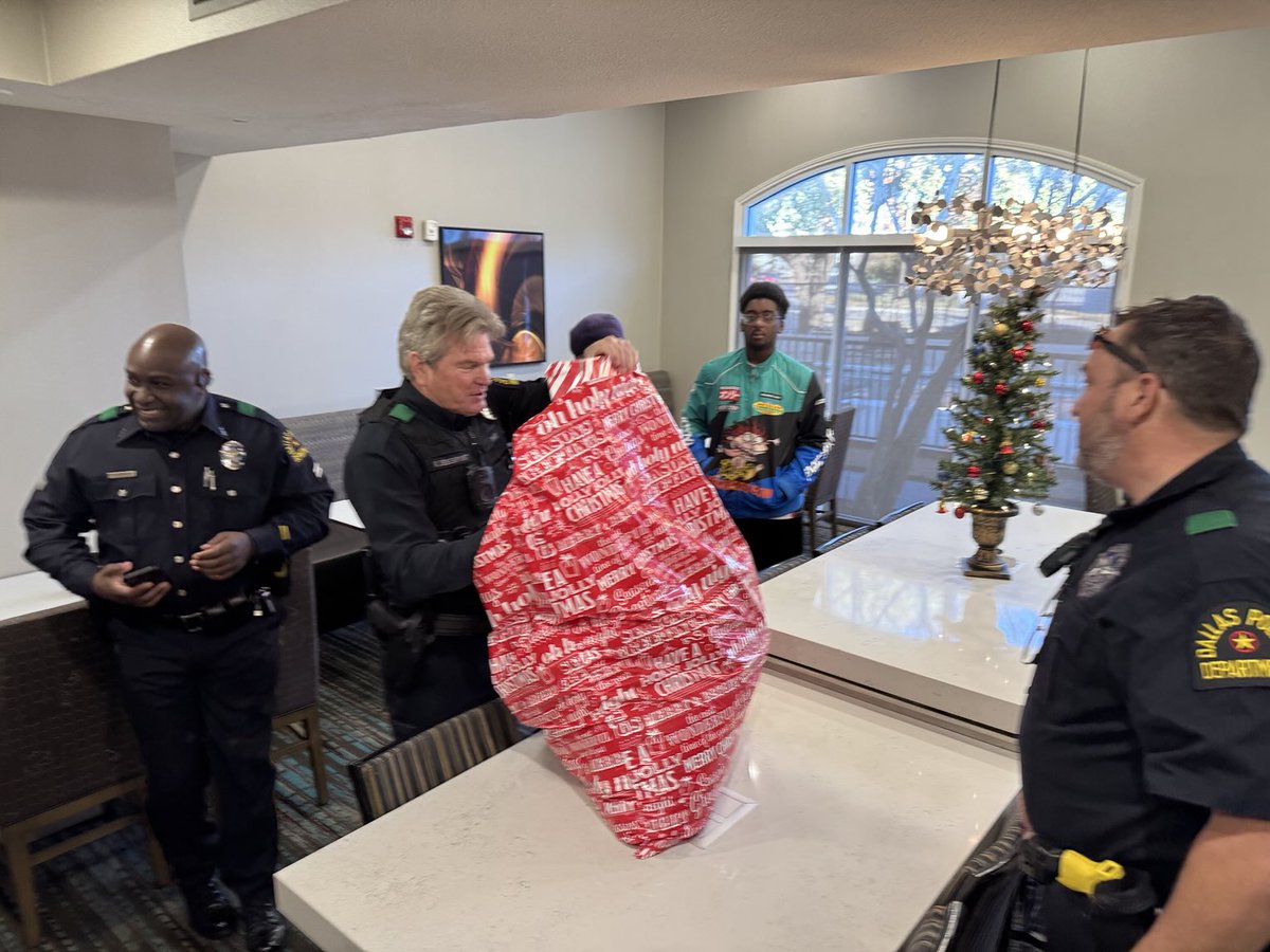 DPDReserves's tweet image. A great day delivering Christmas presents to deserving families today thanks to an anonymous donor! ⁦@DallasPD⁩ ⁦@DPDChiefIgo⁩