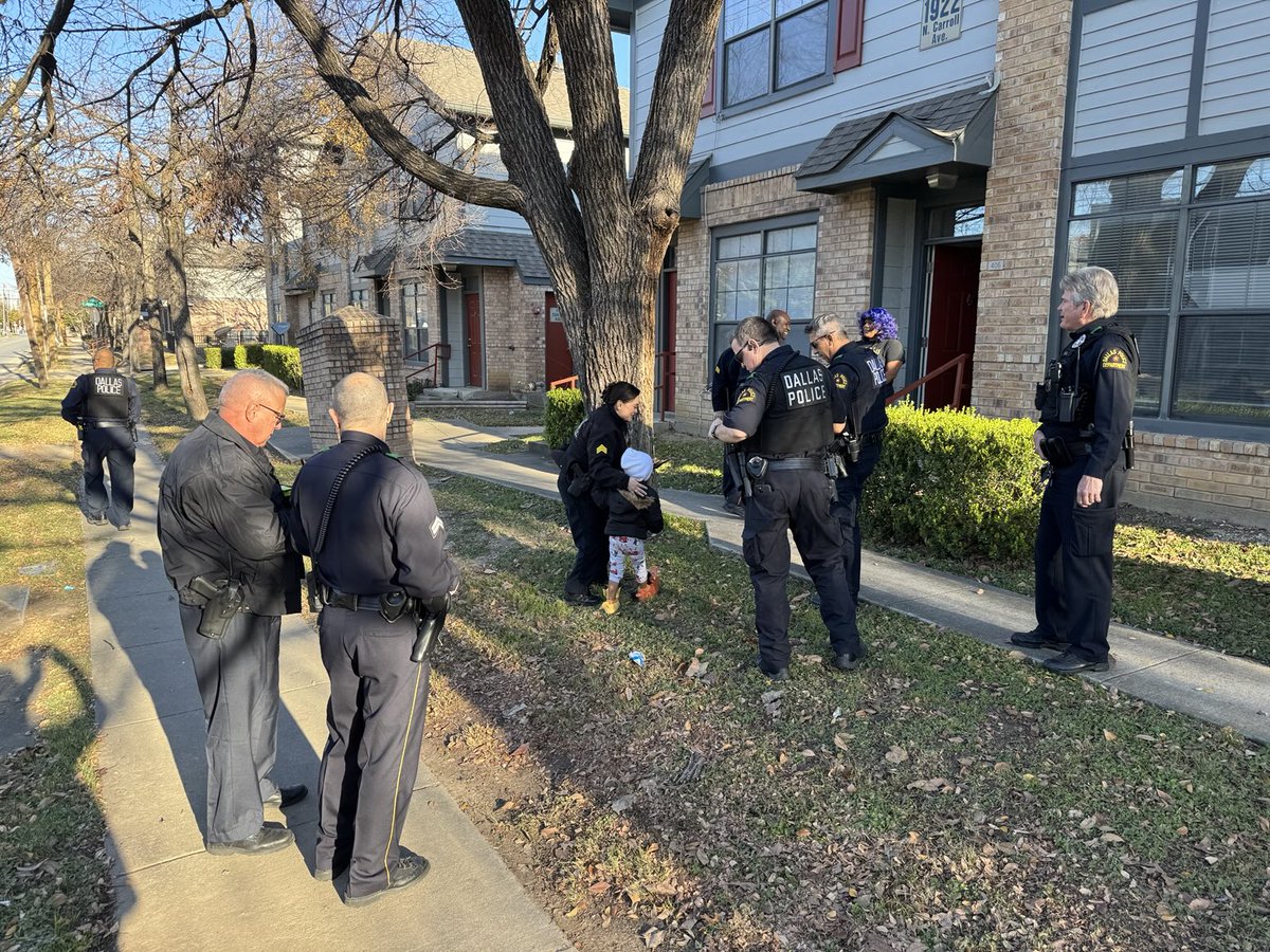 DPDReserves's tweet image. A great day delivering Christmas presents to deserving families today thanks to an anonymous donor! ⁦@DallasPD⁩ ⁦@DPDChiefIgo⁩