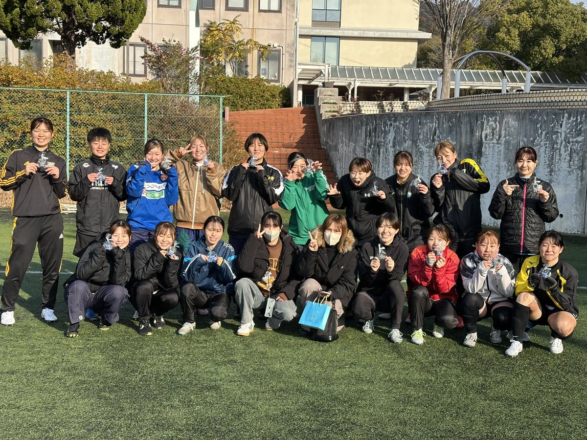 Vinculum2022's tweet photo. 紗理ママから手作りのお守りを
いただきました⚽️
紗理ママありがとうございます‼️

🔥全力で戦い抜きます🔥

#周南公立大学
#周南公立大学女子サッカー部 https://t.co/xeXyZIIOKs