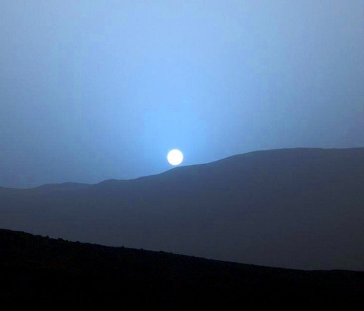 CuriosityonX's tweet photo. We are the first humans to see a sunset on another planet... quite a thought. https://t.co/ejb5E4r6gO