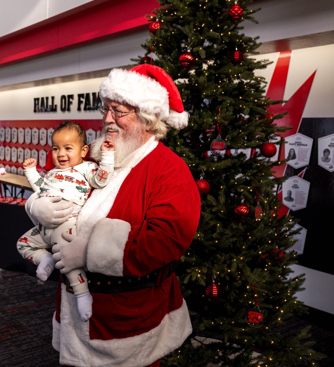 autumnaiono_'s tweet photo. Brought a special visitor to the AFEC for some Holiday Hoops today! 🎅🏼🎄⚡️ https://t.co/euFYstZuvf