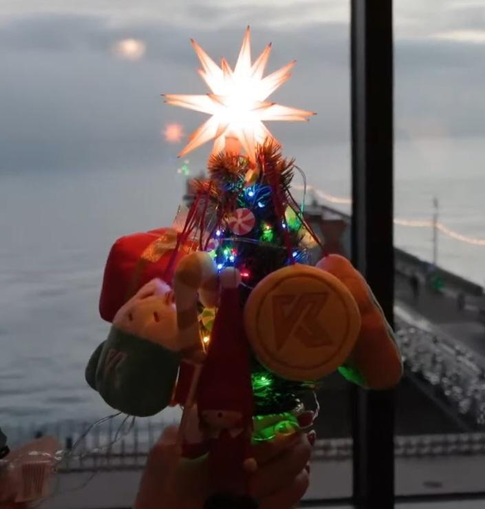 __bwoah's tweet photo. The krewmas vlog was absolutely AMAZING!!! 🤭❄️
Thank you so so much KREW for the amount of effort and time you guys put into this. Ilysm and happy holidays KREW and KFs MWAHHHH 🥹🫶🫶
#kftwt #krewreacts #krew @RainbowsYT @GoldenGlare @ItsFunneh @Lunar3clispe @DraconiteDragon https://t.co/HiPa4rSYmY
