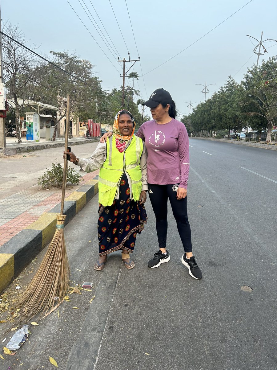 MirchiBhargavi's tweet photo. Met this cute lady Sarada on my Sunday long run. Listening to music and enjoying her job. Thanks for keeping our city clean &amp; green #hyderabad @CommissionrGHMC @GHMCOnline https://t.co/xwywjYfCBN