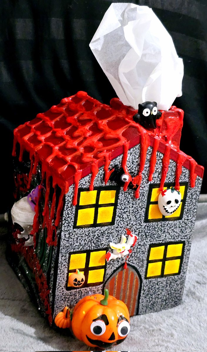 Staceylg25's tweet image. So i painstakingly (whilst so unwell) finished my #SpookyHouse wooden #TissueBox ‼️👌, &amp;amp; here&apos;s the pics, ...
#MyArt #MyArtwork #Crafting #CraftingIsMyTherapy
⭐️🖤 #DivaDarkArts 🖤⭐️