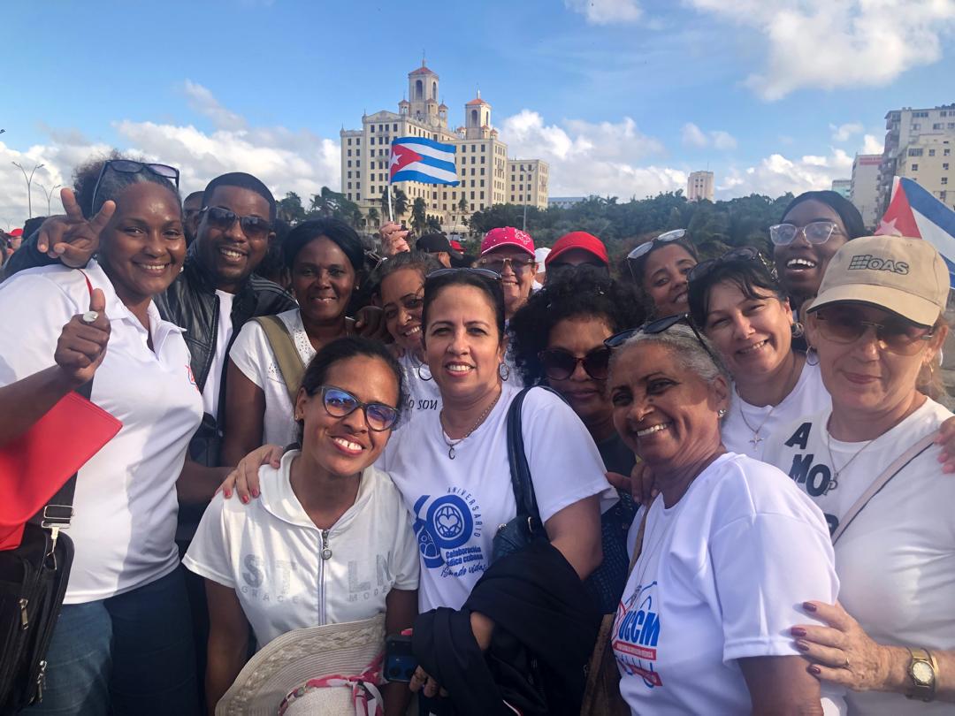 Orgullosos de ser Cubanos ..... asi reafirmanos el compriso con la Patria los trabajadores de la Unidad de Central de  Colaboración Médica #CubaViveEnSuHistoria #CubaCoopera