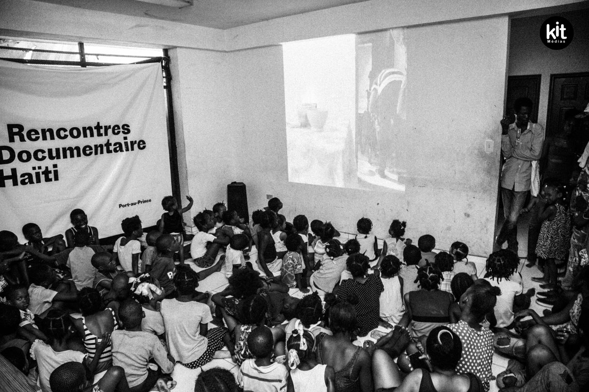 Dernière séance de projection dans les camps pour la 6e édition des Rencontres du Documentaire, ce vendredi 20 décembre 2024, au lycée Marie-Jeanne, actuellement camp de déplacés à Port-au-Prince.
#RDD2024 #TerritoiresPerdus
Merci à:
<a href="/kitmediashaiti/">KitMédias</a> <a href="/IFHpap/">IF Haiti</a> <a href="/Ayibopost/">AyiboPost</a> <a href="/ajws/">American Jewish World Service (AJWS)</a>
