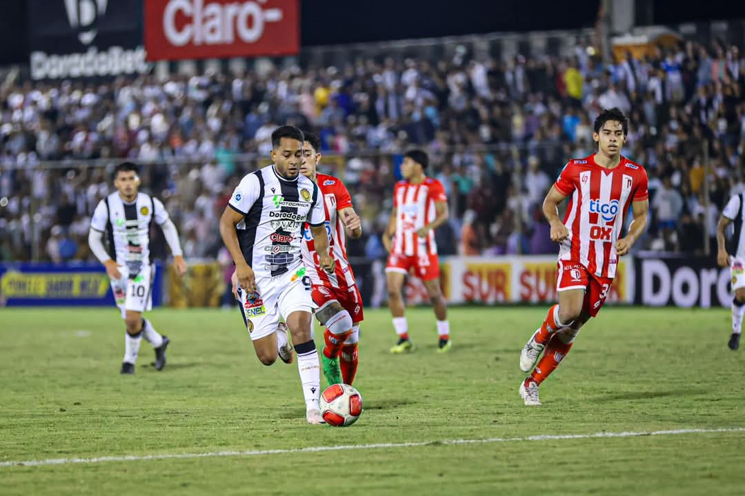 VerticalFutbol's tweet photo. Liga Primera de Nicaragua 🇳🇮 || #PartidoRandom
Diriangén FC 3-2 Real Estelí
Global 4-3
Con goles de Junior Arteaga, Melvin Hernández y Luis Coronel, el cuadro de Edward Urroz venció al equipo de Ramón Otoniel Olivas y se proclamó campeón nicaragüense.
#LigaPrimera | #ANCF https://t.co/CxNbGq64iC