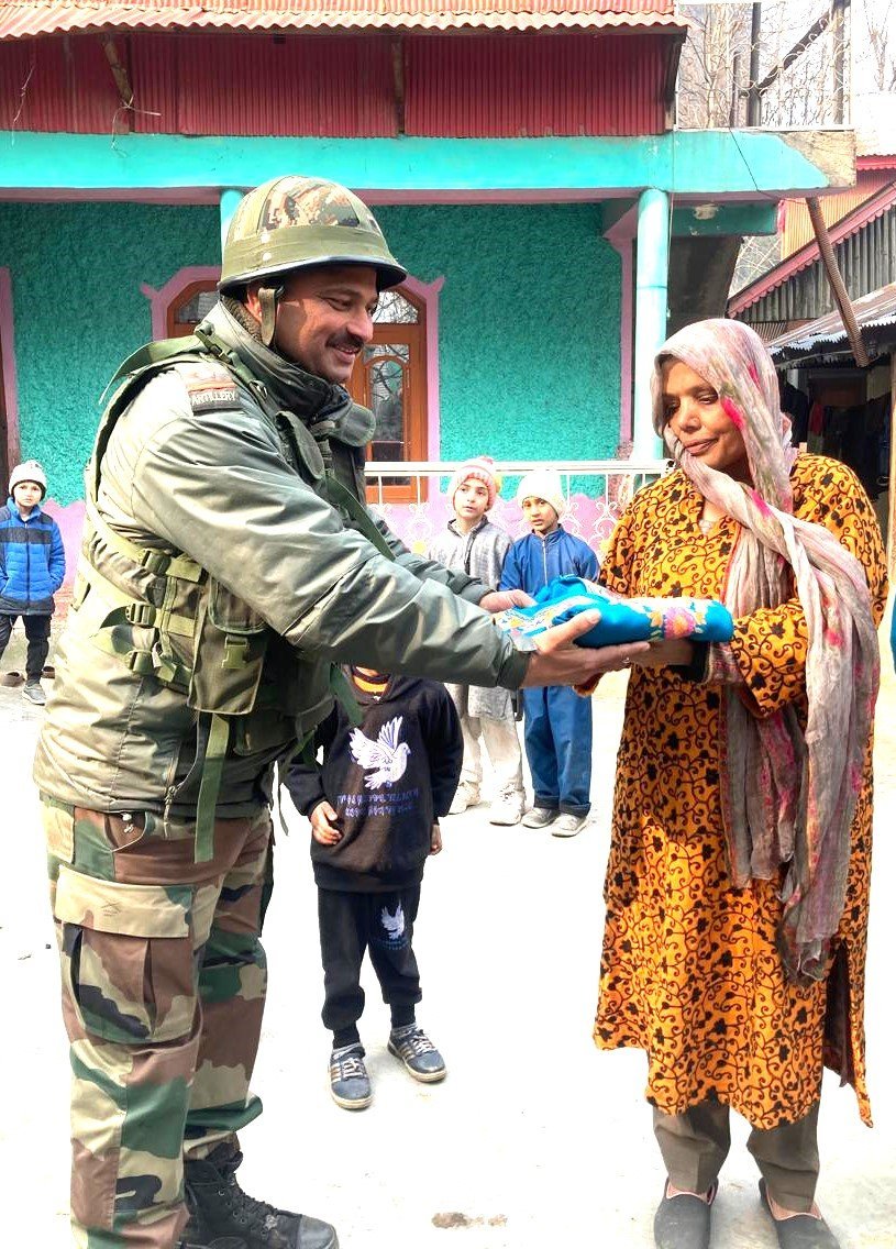 timesofindia's tweet photo. On the occasion of International Pheran Day, the Indian army distributed traditional Pherans to underprivileged families in far-flung villages of the #Kashmir Valley
In a heartwarming initiative to provide relief to the impoverished and needy populace during the coldest period of winters
