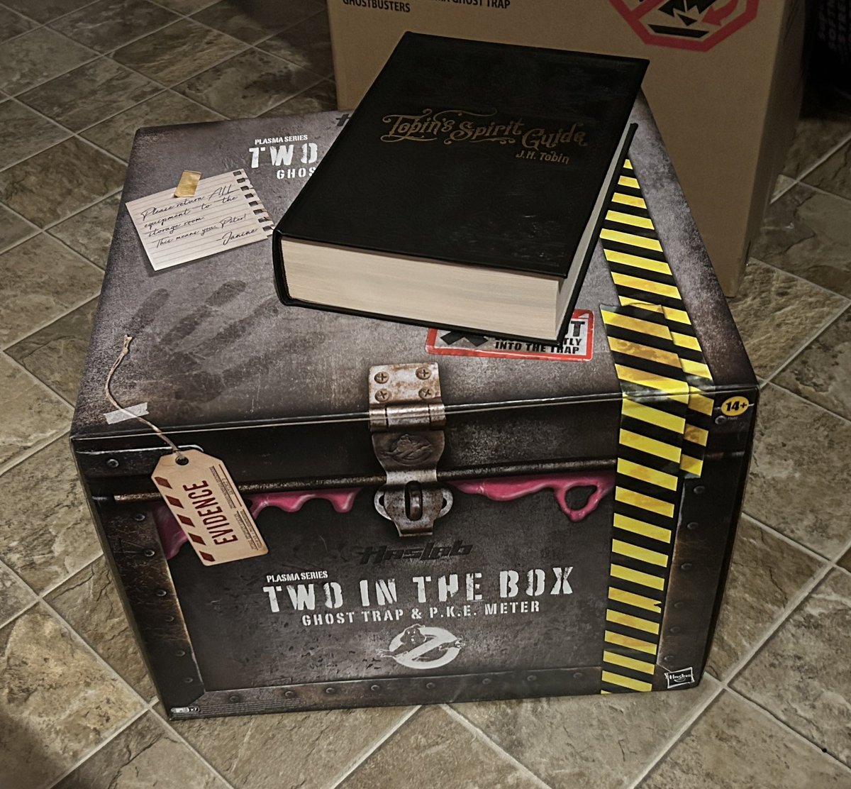 trenard2000's tweet photo. 👀

😱🚫👻

#Ghostbusters #Haslab #TwoInTheBox #TobinsSpiritGuide #WhoYaGonnaCall https://t.co/4jj2aRtE4E