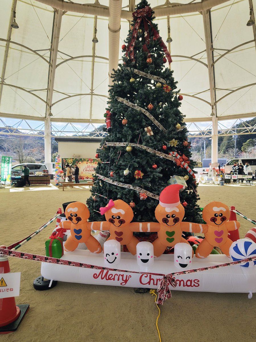 handmadetsu_ton's tweet photo. おはよございます😊
四国山香りの森公園でマルシェ始まりました🎄
寒いので防寒対策して遊びに来てください!!
#ハンドメイド
#マルシェ
#クリスマスマーケット
#レジンアクセサリー
#パパの手作り https://t.co/8uPTGtqfoc