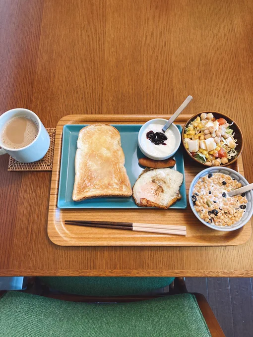 いつもと同じご飯の飼い主とペロペロ監視員。 