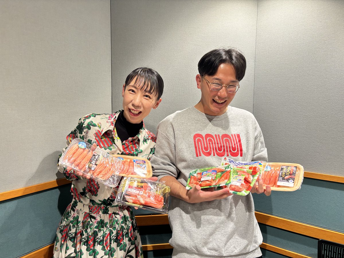 people_5thweek's tweet photo. ◤いよいよ来週！◢

 #ザ・マミィ 林田洋平のひとりラジオ！

今回のテーマは「カニカマ」

スタジオには年間4000本ものカニカマを食す食文化研究家のスギ アカツキ（@sugiakatsuki12）さんをお迎えしました！

🦀図らずもカニカマっぽいトレーナーの林田さん

#PEOPLE林田 #JFN #ラジオ
@rrrrice_99 https://t.co/e8Zo58d8l6