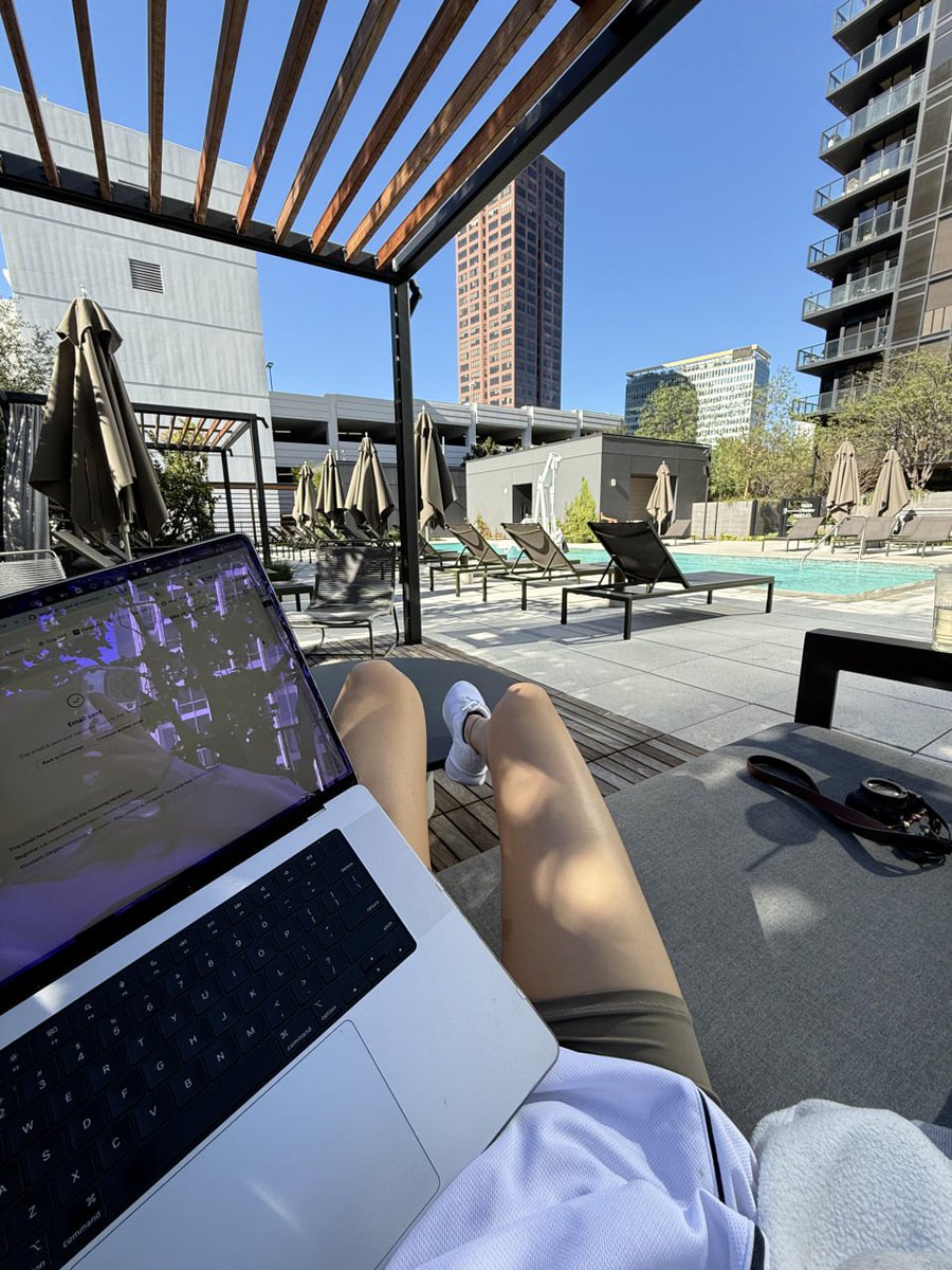 Enjoy work and leisure time by the pool, the sun is shining and the mood is pleasant. #Office #ComfortableLife