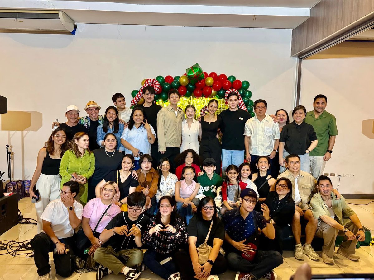 thesalamisim's tweet photo. pulang araw cast thanksgiving x christmas party 🥳 

thanks for being a part of such an important historical series, everybody. thanks for showing us and opening our eyes to facts na nababasa lang namin sa libro noon. 

#PulangAraw
#PulangArawOnNetflix https://t.co/IJVIVjzZe1