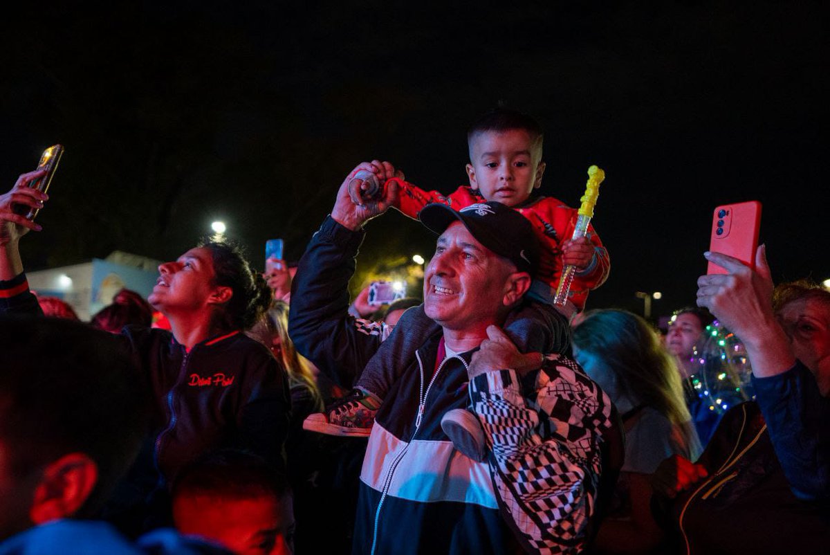 🥳🎅 ¡FESTEJAMOS NAVIDAD EN MONTE CHINGOLO! 🎅🥳

Más de 10 mil vecinos y vecinas bailaron al ritmo de Los Charros Originales en 📍el Parque Lineal.

Compartimos una tarde llena de música, actividades y sorpresas navideñas. Además, ¡chicos y chicas aprovecharon para dejar su