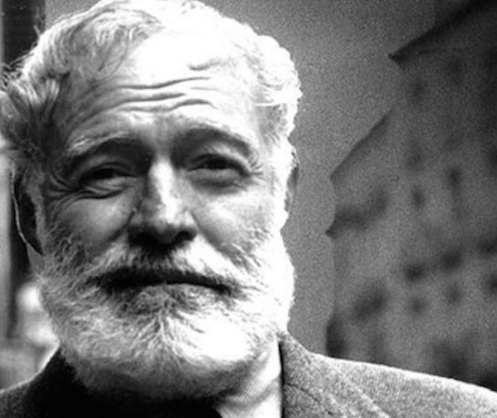 "Después de acabar un libro me siento emocionalmente exhausto. Si no lo estás, es que no has llegado a transmitirle toda la emoción al lector. En cualquier caso, así es para mí"

Ernest Hemingway.