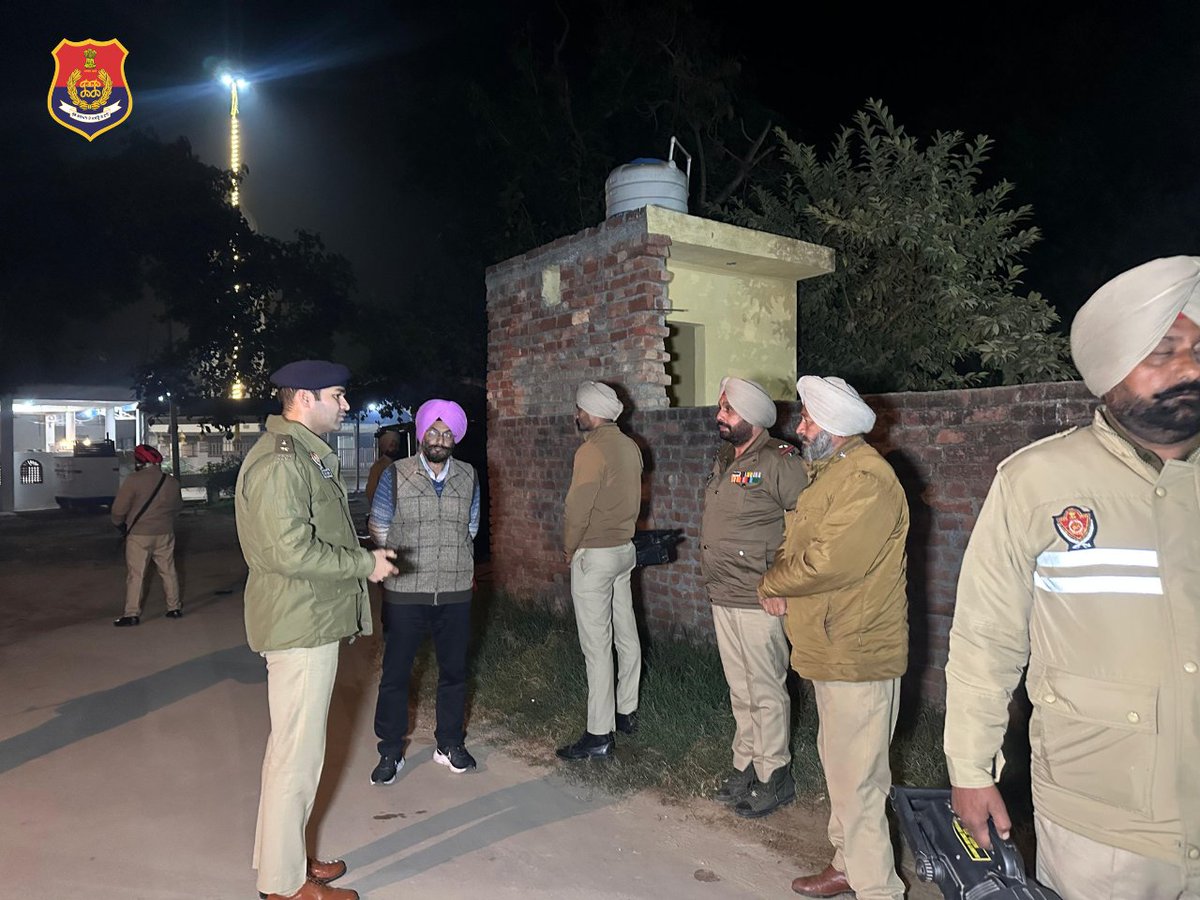 PP_Gurdaspur's tweet photo. SSP Gurdaspur made #robust #security arrangements at the police posts, police line, important naka points & various Police stations to ensure the #safety of all and to #untoward any incident.
✅In case of any emergency, 📞112 for immediate assistance.
#YourSecurityOurPriority https://t.co/F3TbQJmfZr