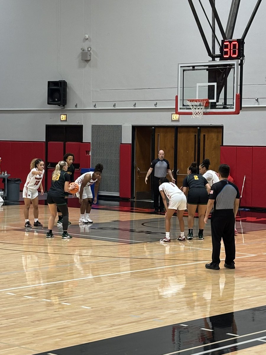PapermakersWBB's tweet photo. Former Camas legend Riley Sanz made her way back towards home tonight.  Playing in front of a big crowd of family and friends, Ri did not disappoint!  Doing all the things that made her special when she represented the C.  🤩. @RileySanz https://t.co/xY4MJfKZAj