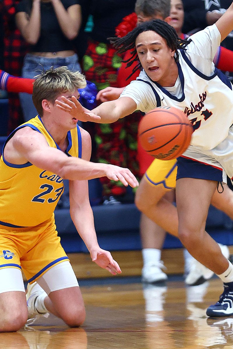 TimBathKT's tweet image. Kokomo Wildkats fall to the Carmel Greyhounds Saturday. More photos at: kokomotribune.com/sports/basketb…