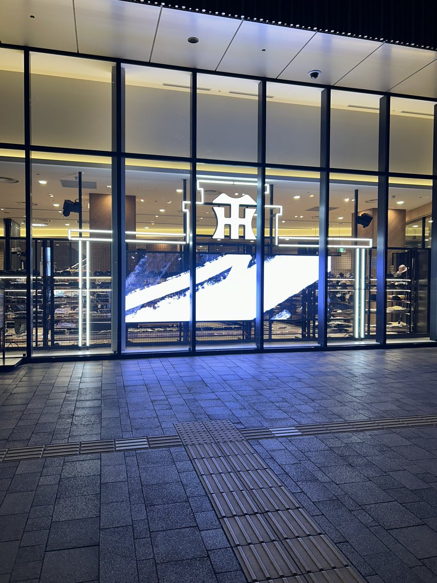 JpPremium's tweet photo. バッティングセンター行こう https://t.co/heNpsfhMr2
